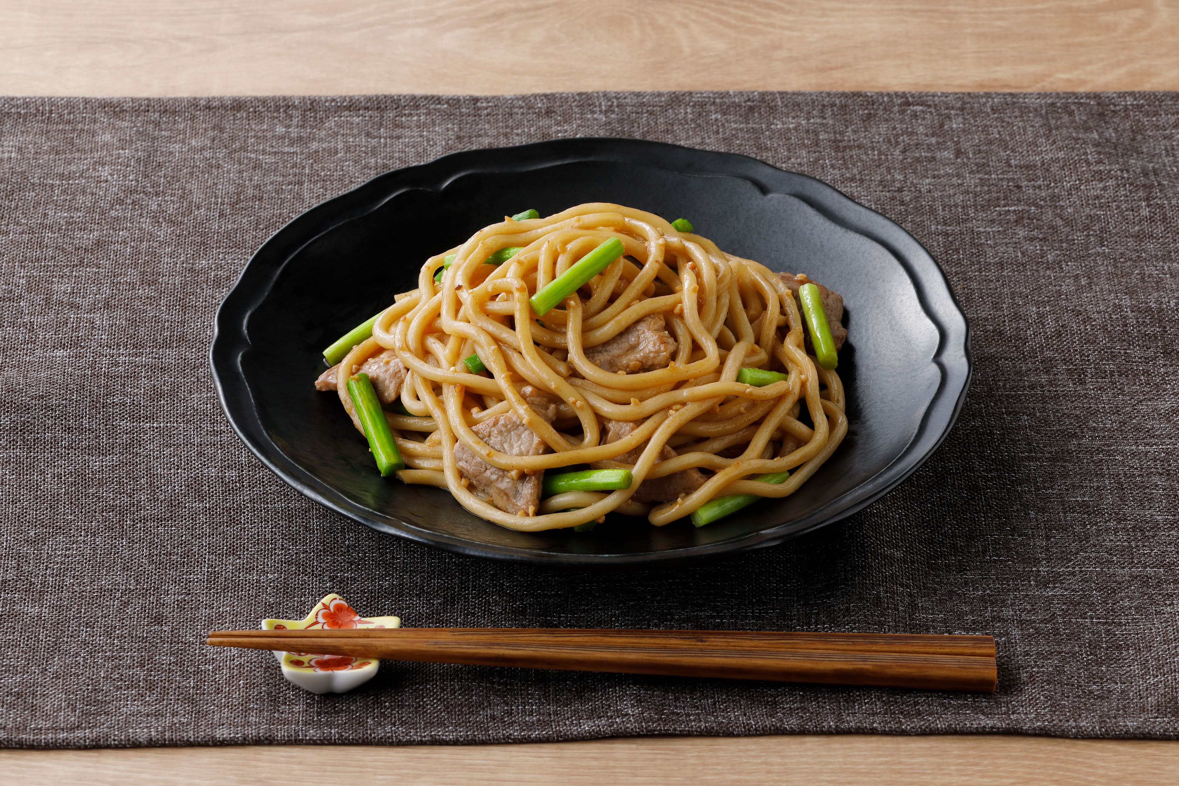 Nebariogoshi Garlic Soy Yaki-Udon package and plated noodles